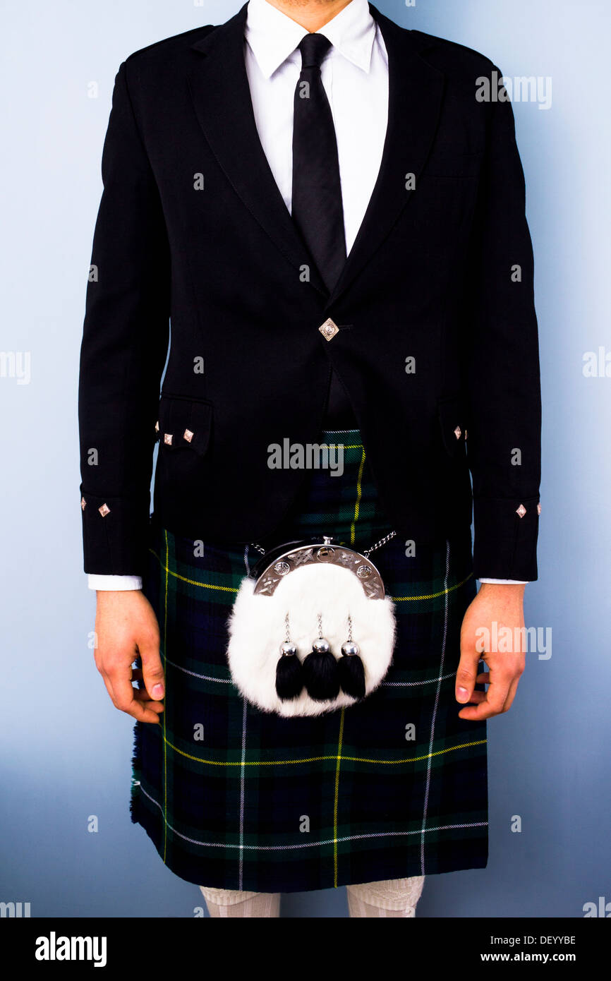 Jeune homme écossais portant un kilt plein costume avec une robe et une veste rangement Argyll. Le tartan du kilt est Campbell. Banque D'Images