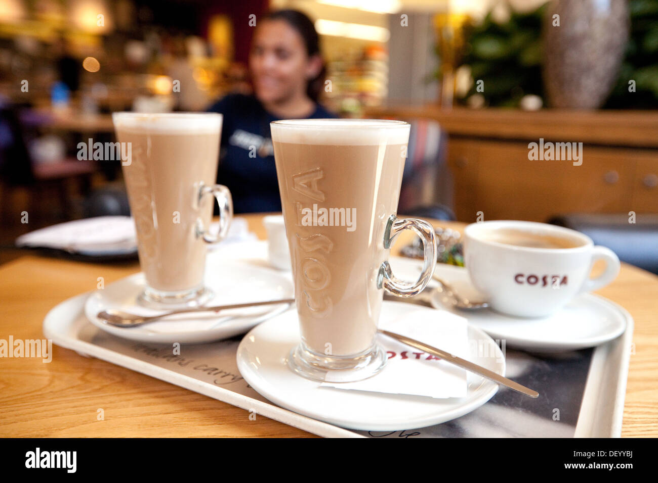 Cafés Costa Coffee, latte et americano dans un café Costa Coffee, Birmingham, Royaume-Uni Banque D'Images