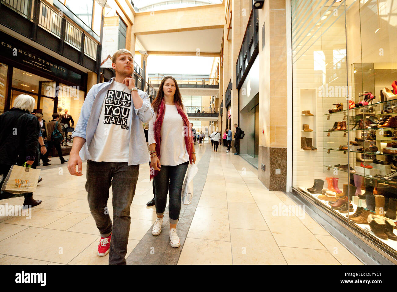 Young couple shopping dans un centre commercial, le centre commercial Grand arcade, Cambridge Angleterre UK Banque D'Images