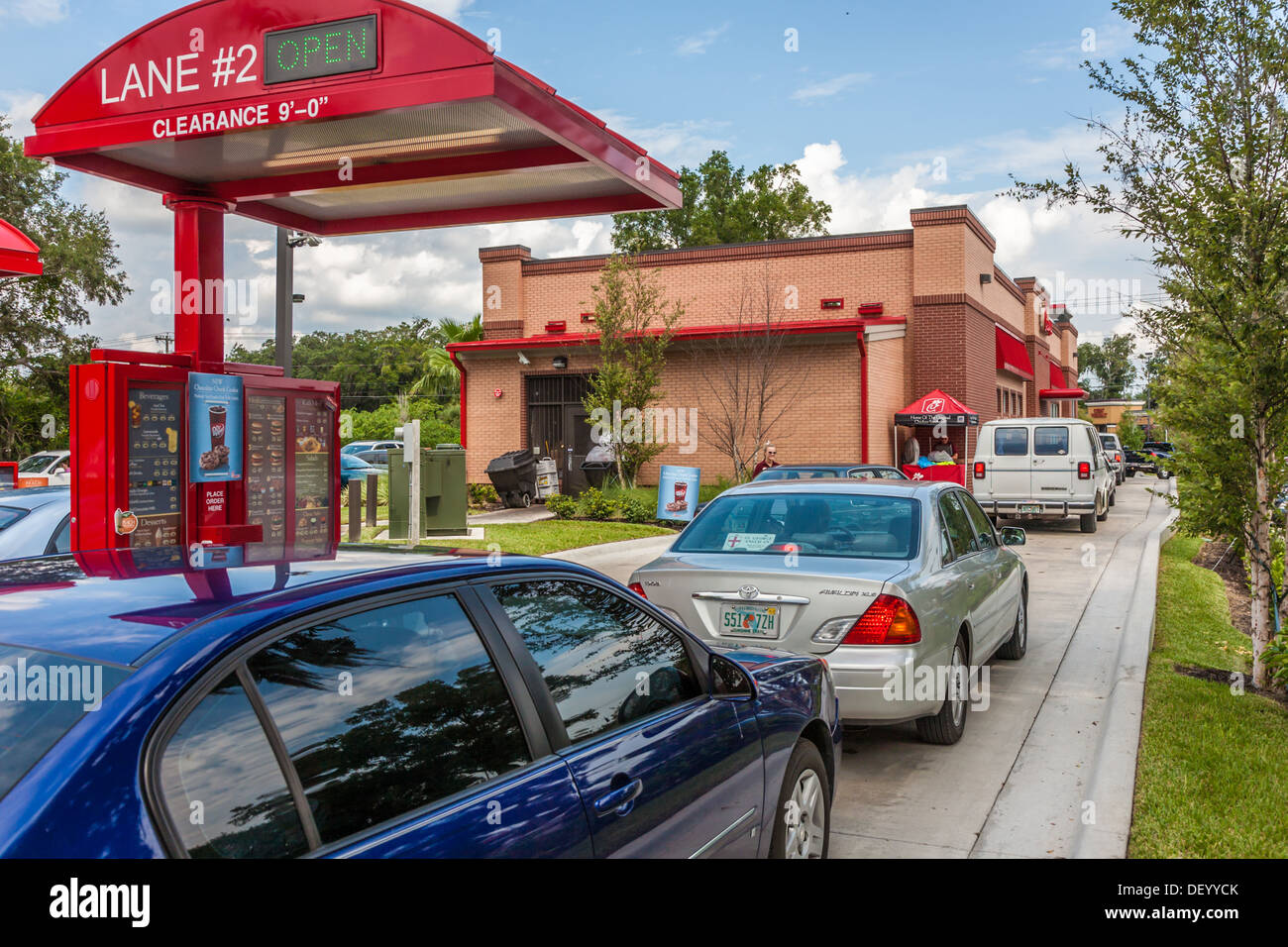 Voitures alignées deux larges à la Chick-fil-a fast food restaurant à Ocala, Floride à l'appui des valeurs chrétiennes Banque D'Images