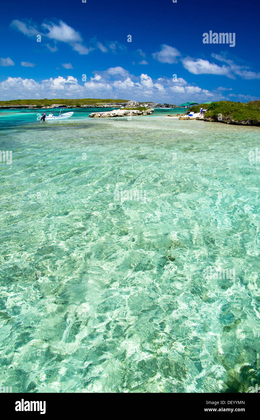 Belle plage et mer tropical Banque D'Images