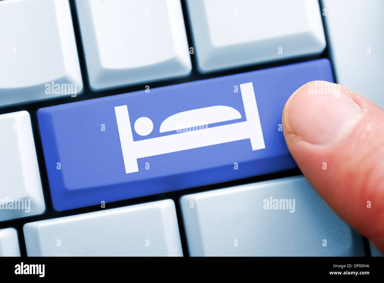 Doigt sur ordinateur avec clé symbole de lit, réservation en ligne, Computertaste Bettensymbol Fabricants auf mit, Onlinebuchung Banque D'Images