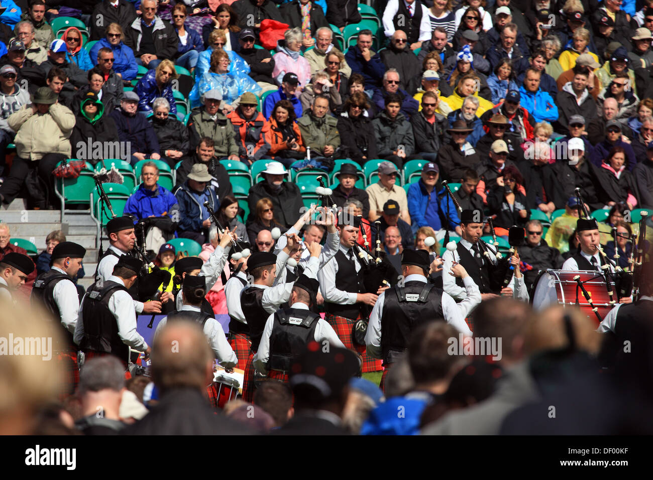 Pipe Band jouer devant des foules considérables lors du Championnat de Pipe Band à Glasgow en Écosse Banque D'Images