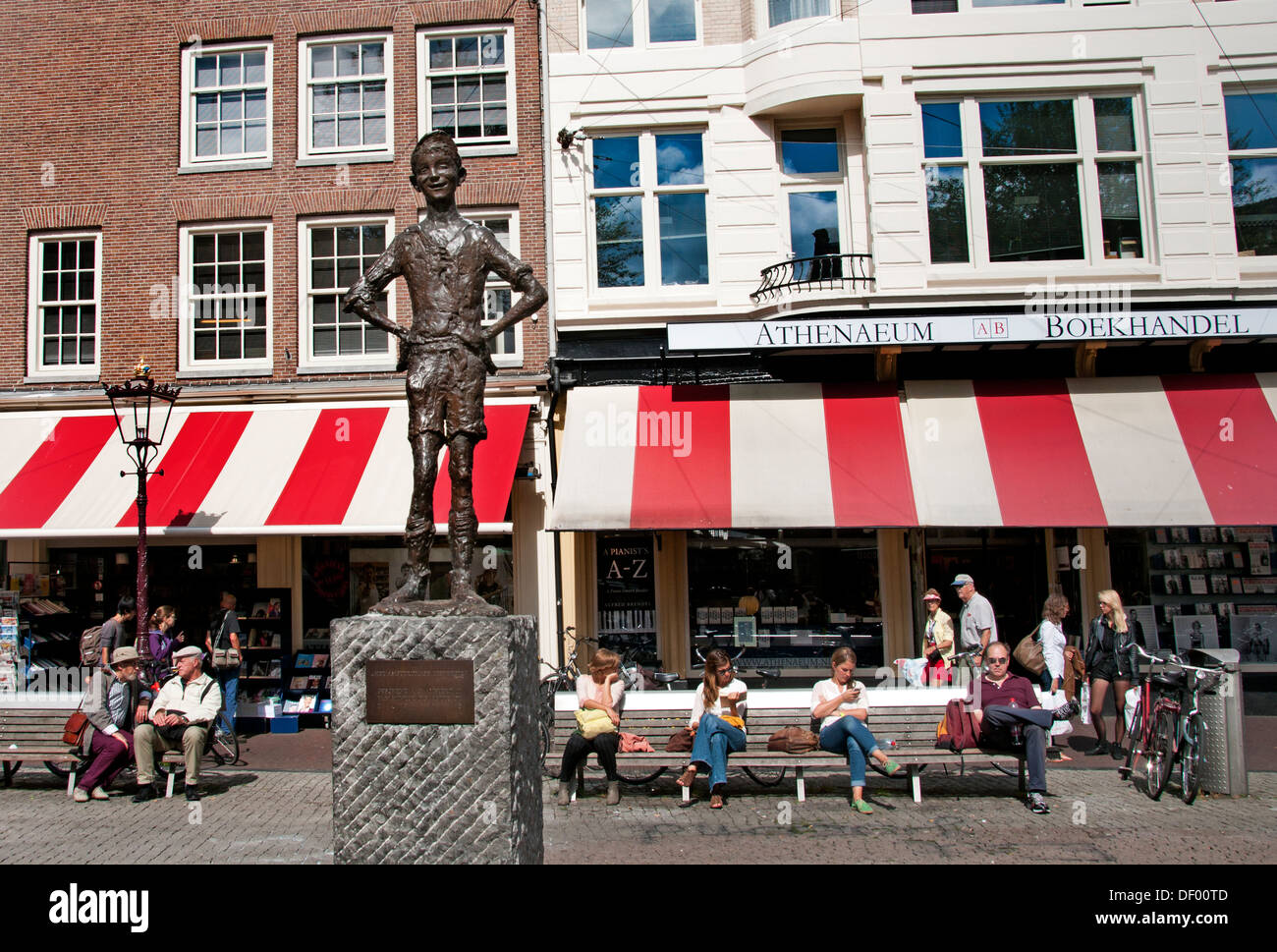 Pays-Bas - Amsterdam le Spui la statue de Het Lieverdje représentant, la jeunesse d'Amsterdam Athenaeum Boekhandel Banque D'Images