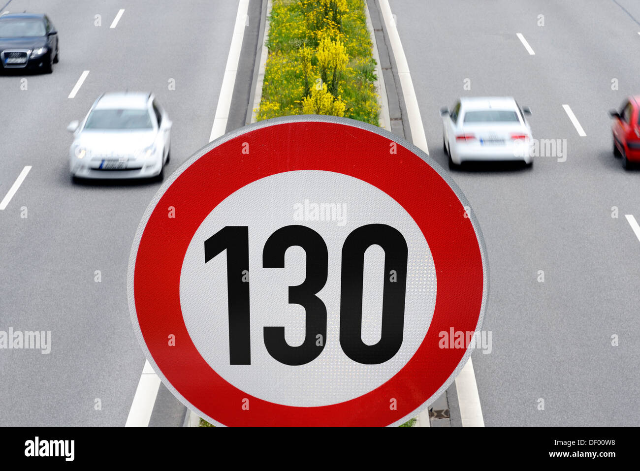 Autobahn mit geschwindigkeitsbegrenzung 130 km h Banque de ...