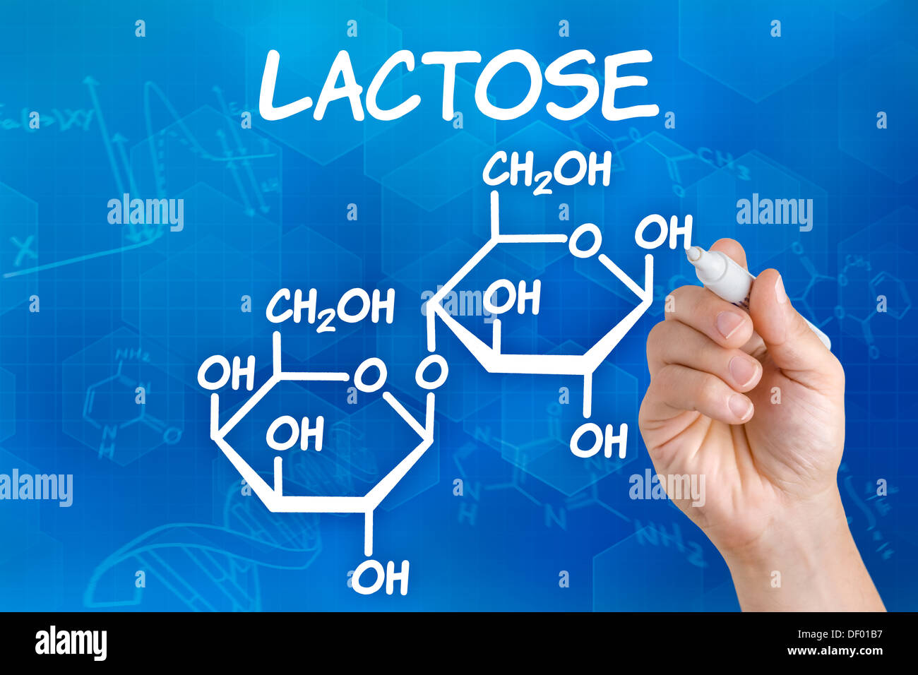 La main avec dessin de plume la formule chimique de lactose Banque D'Images