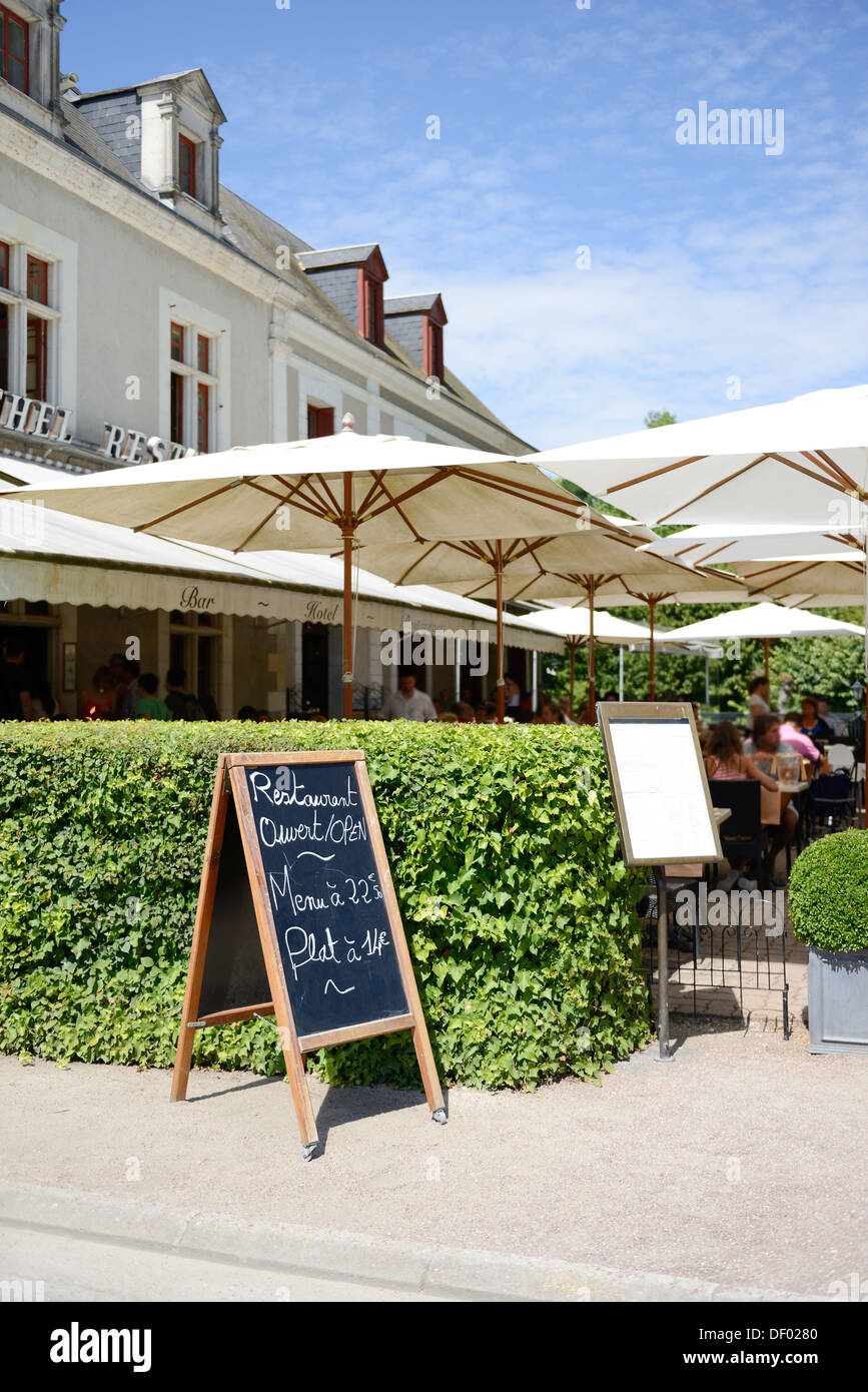 Restaurant français ouvert et animé sur un jour d'été Banque D'Images