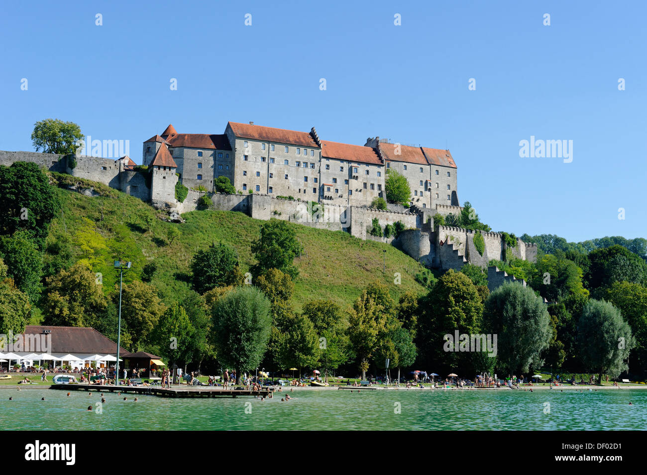 Plage de baignade au-dessous du château, sur le lac Woehrsee, Burghausen, Haute-Bavière, Bavière Banque D'Images