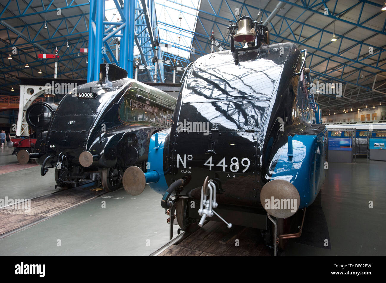 Deux London North Eastern Railway (LNER) Classe A4 locomotives à vapeur sur la platine au National Railway Museum, York Banque D'Images