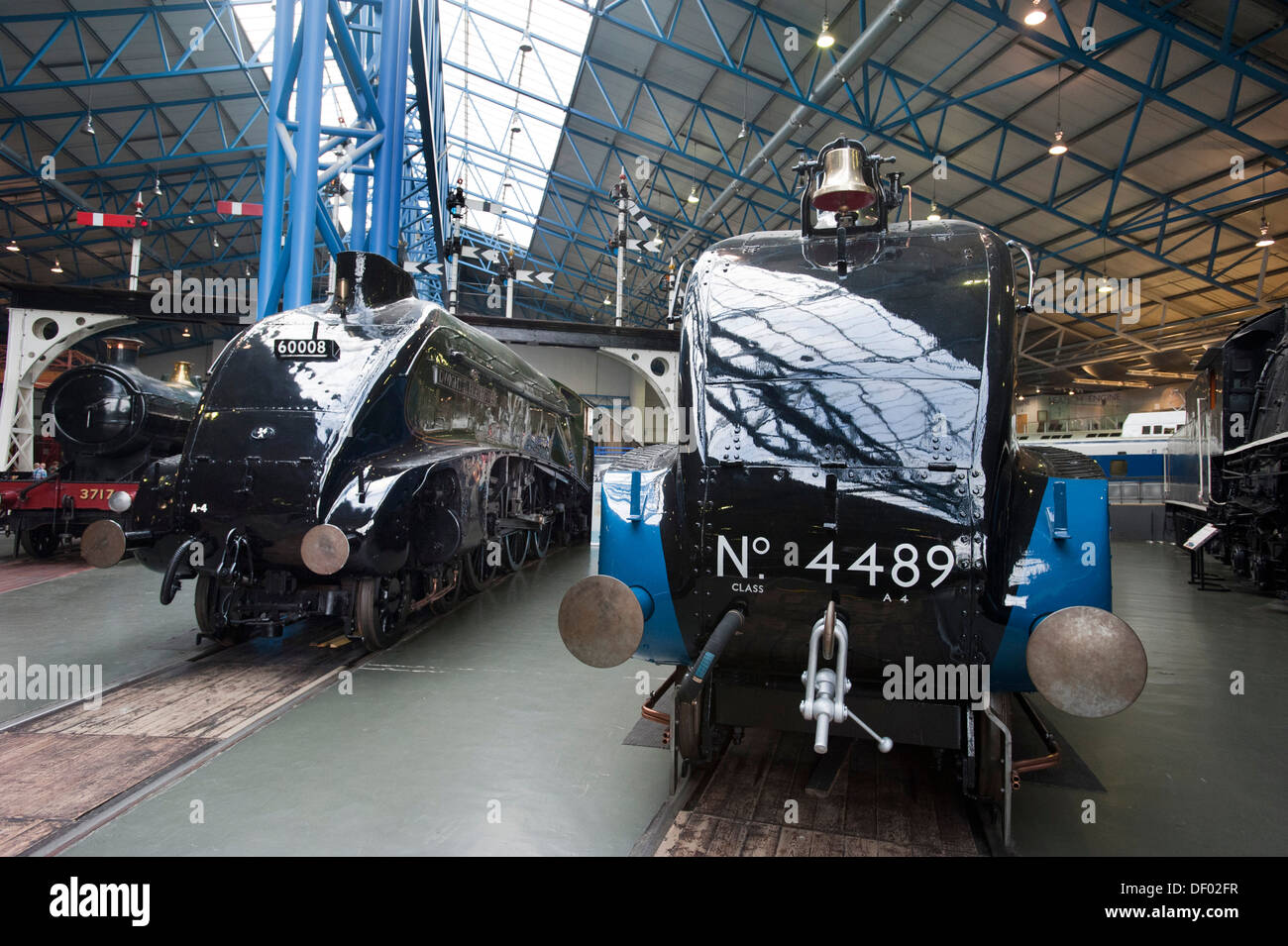 Deux London North Eastern Railway (LNER) Classe A4 locomotives à vapeur sur la platine au National Railway Museum, York Banque D'Images