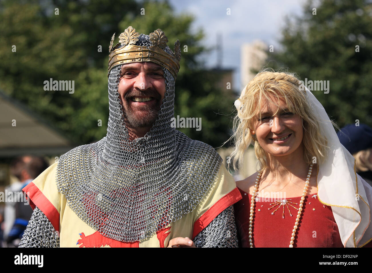 Homme habillé comme King Robert the Bruce et une femme habillée dans le style de l'époque Banque D'Images