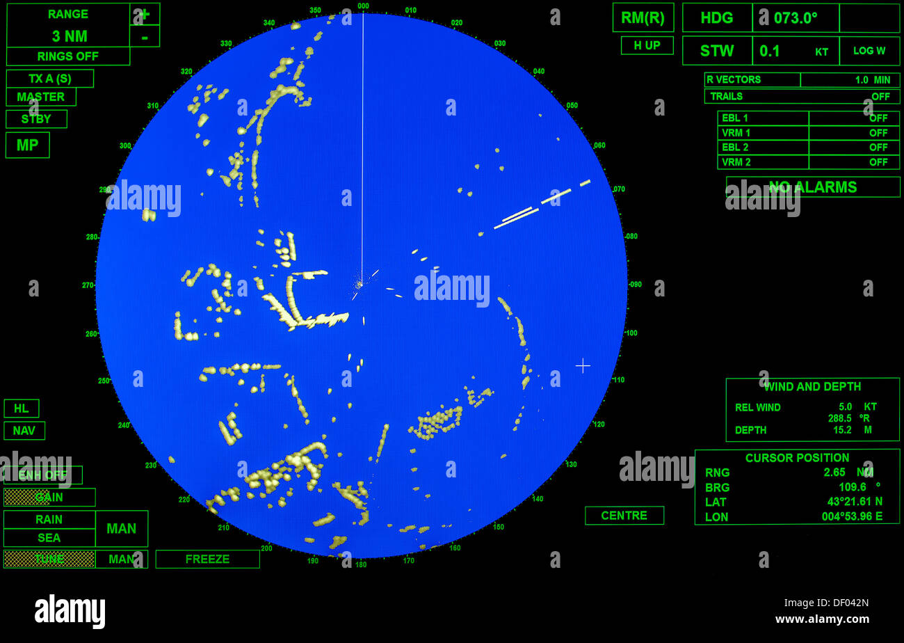 L'écran radar des navires modernes avec carte rond bleu et vert les étiquettes de texte standard Banque D'Images