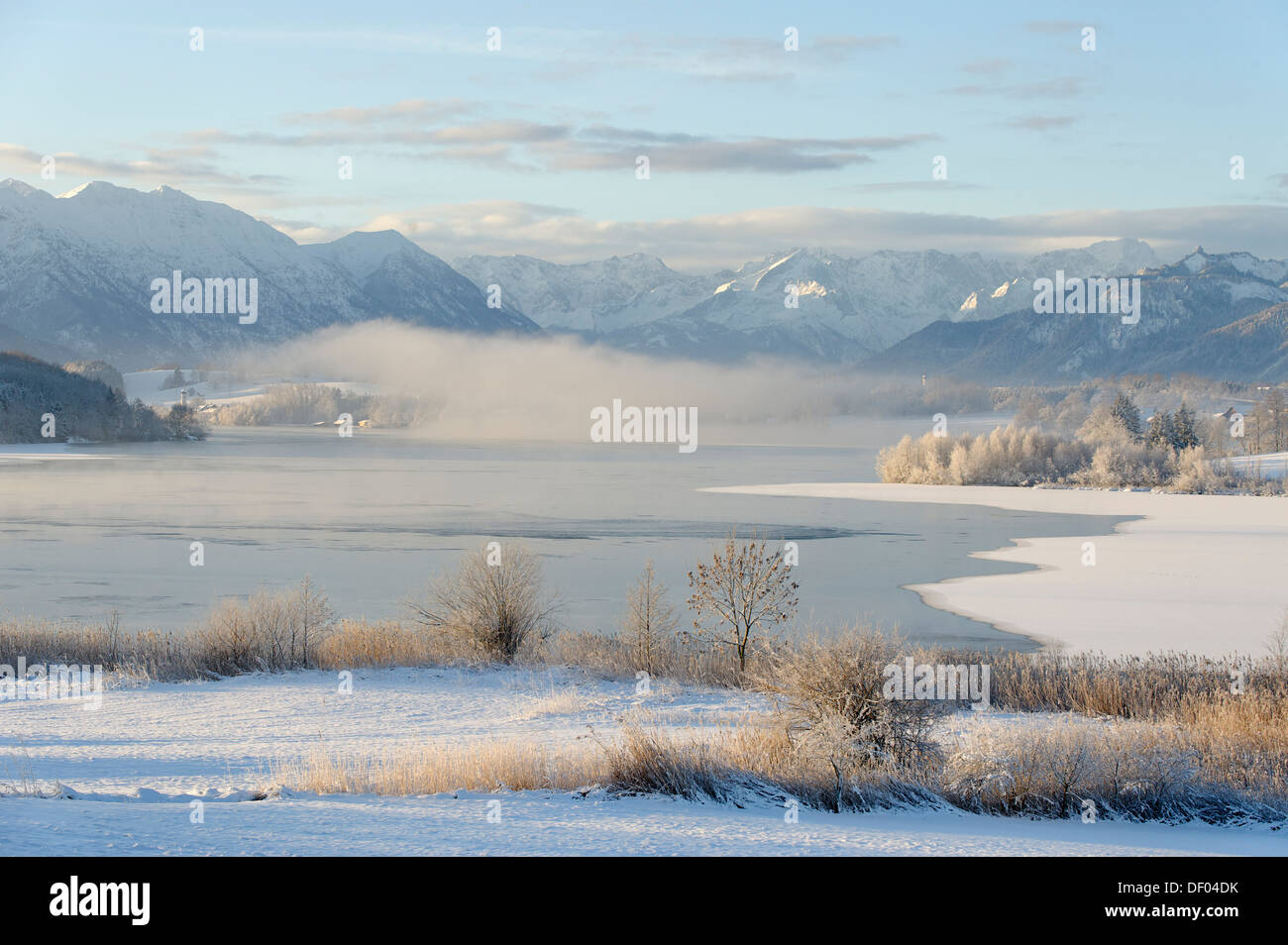 Paysage d'hiver, le lac Riegsee en face de montagnes Estergebirge, gamme de Wetterstein et Alpes avec Ettaler Mandl peak Banque D'Images