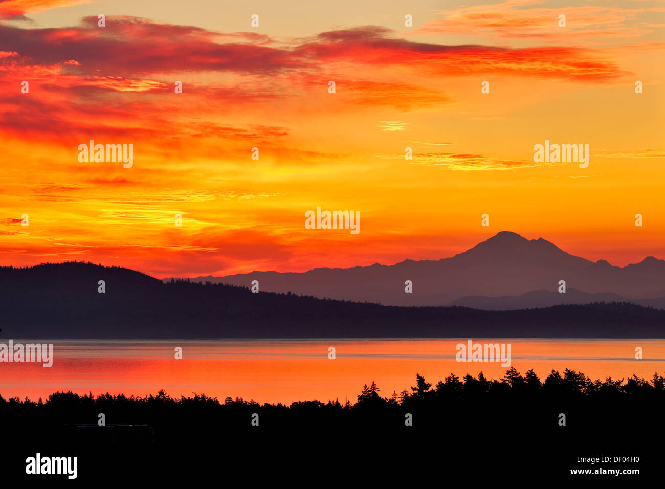 Pre-Sunrise ciel sur le Mont Baker et Juan de Fuca Strait-Victoria, British Columbia, Canada. Banque D'Images