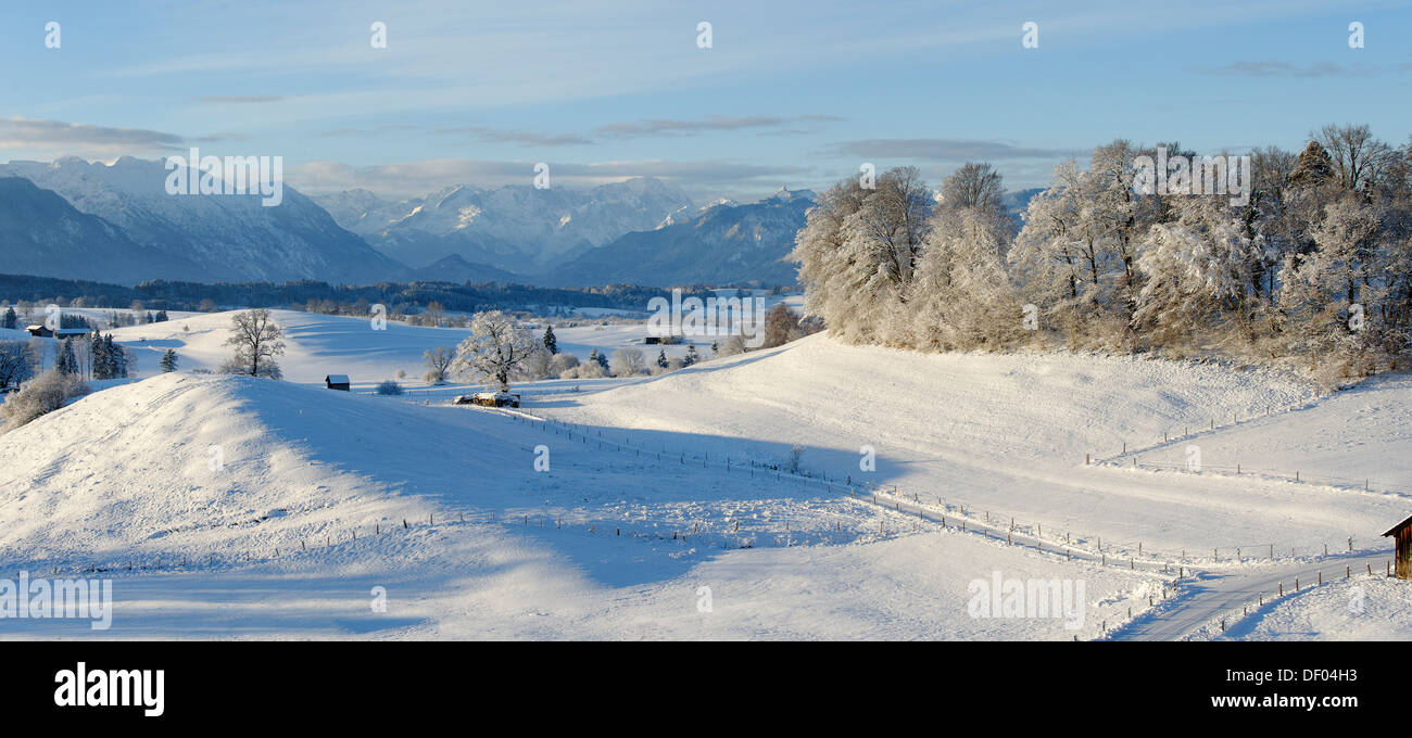 Paysage d'hiver, vue depuis le Aidlinger Hoehe sur les montagnes Estergebirge, gamme de Wetterstein et Ettaler Mandl ci-dessus pointe Banque D'Images