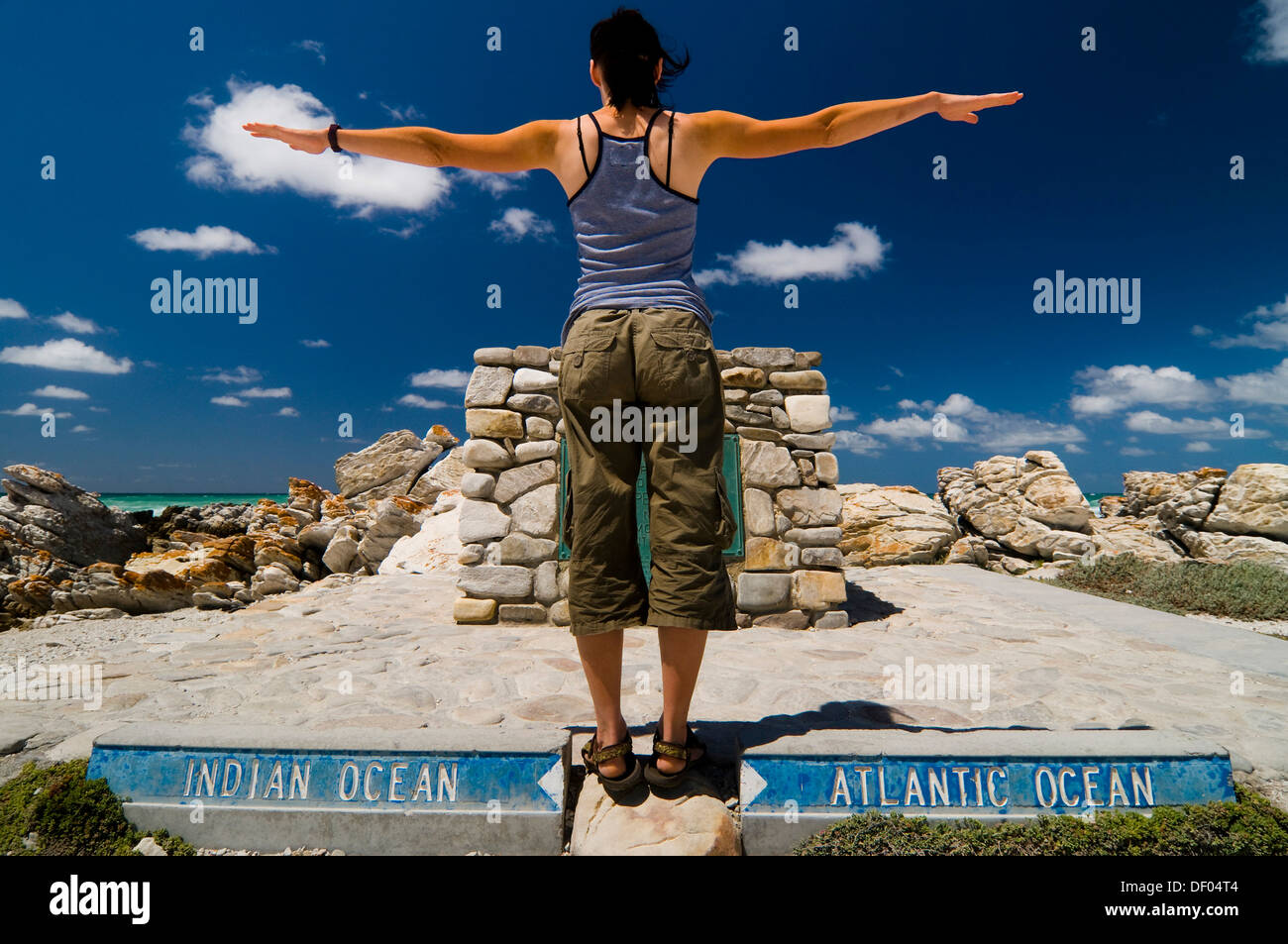 Femme au cap Agulhas, le point le plus au sud de l'Afrique, Western Cape, Afrique du Sud, l'Afrique Banque D'Images