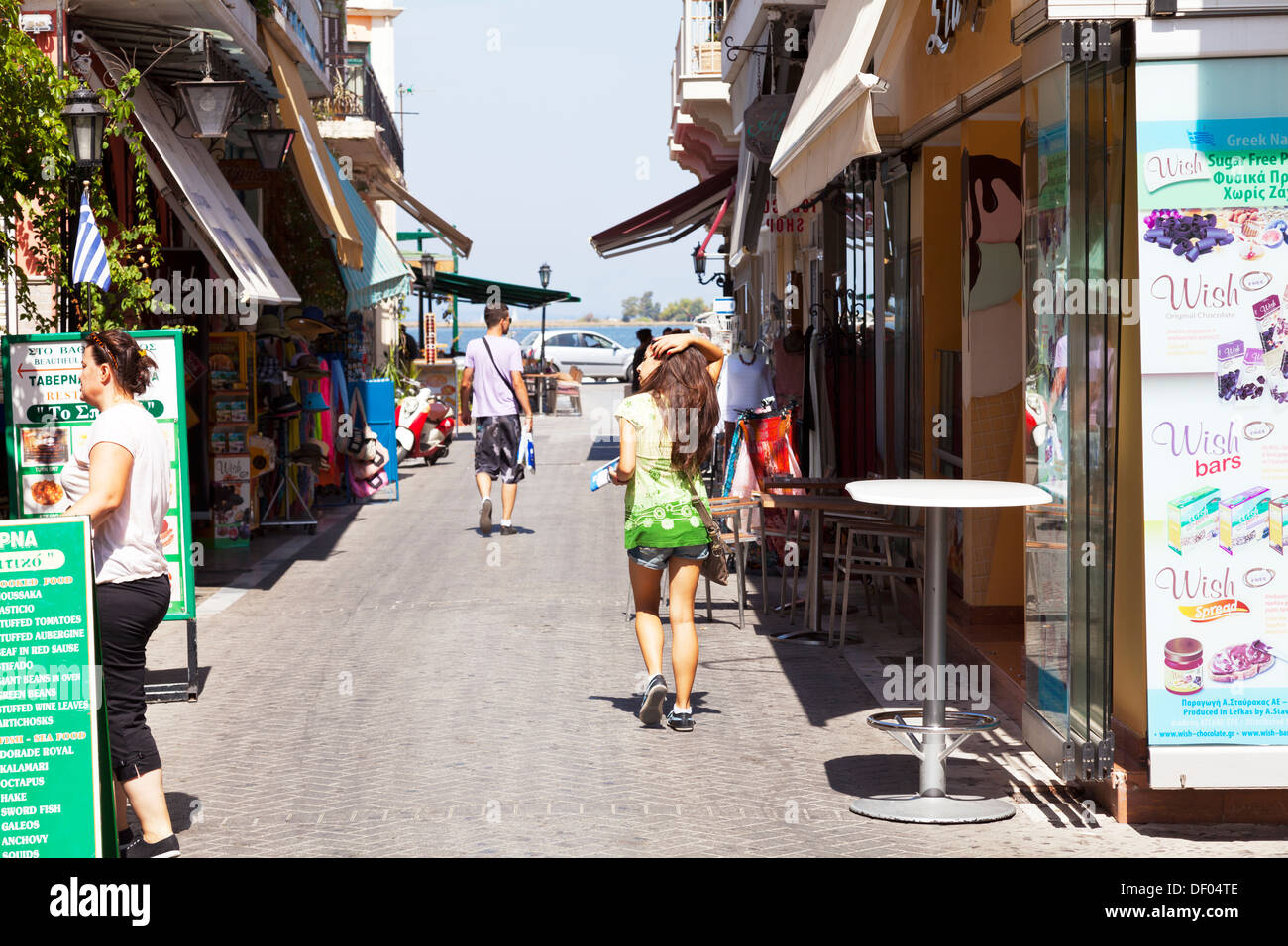 Les boutiques touristiques à Lefkada Lefkas Ville île grecque Grèce tourisme autour de consommateurs à la recherche Banque D'Images