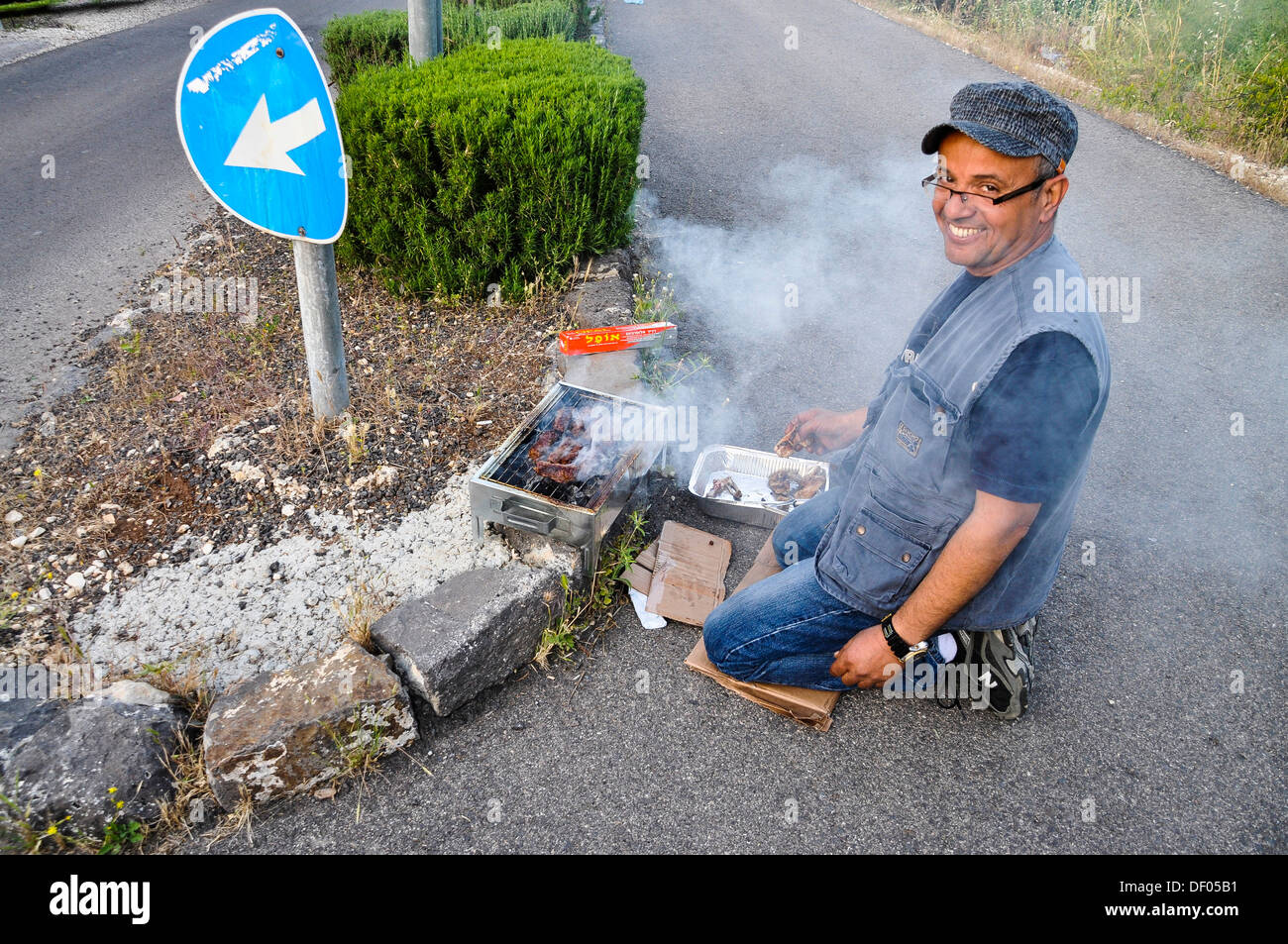 Man having a barbecue sur le bord de la route, Israël, Moyen-Orient, Asie du Sud, Asie Banque D'Images