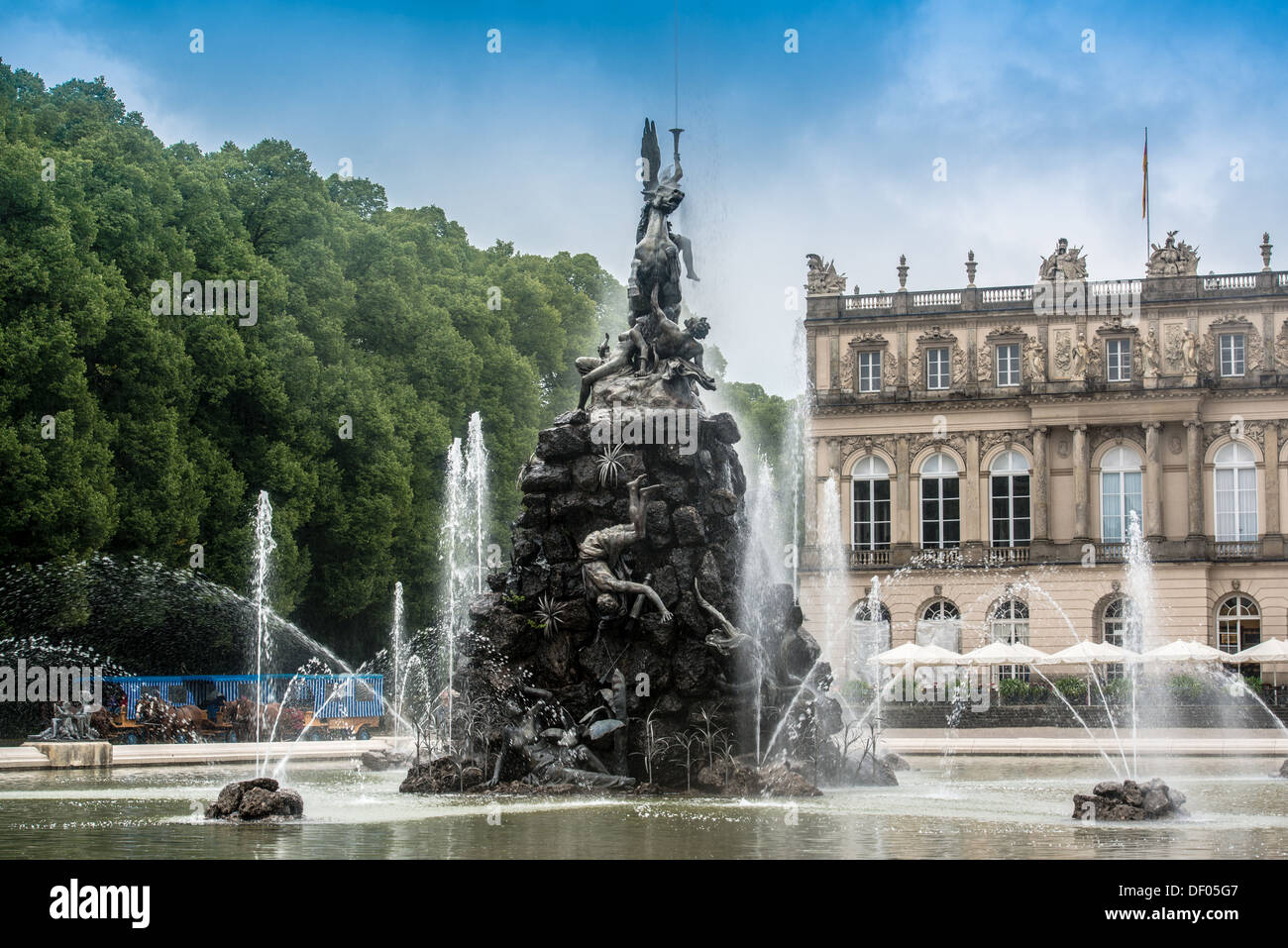 Les chiffres de la fontaine en face du château de Herrenchiemsee en Bavière, Allemagne Banque D'Images