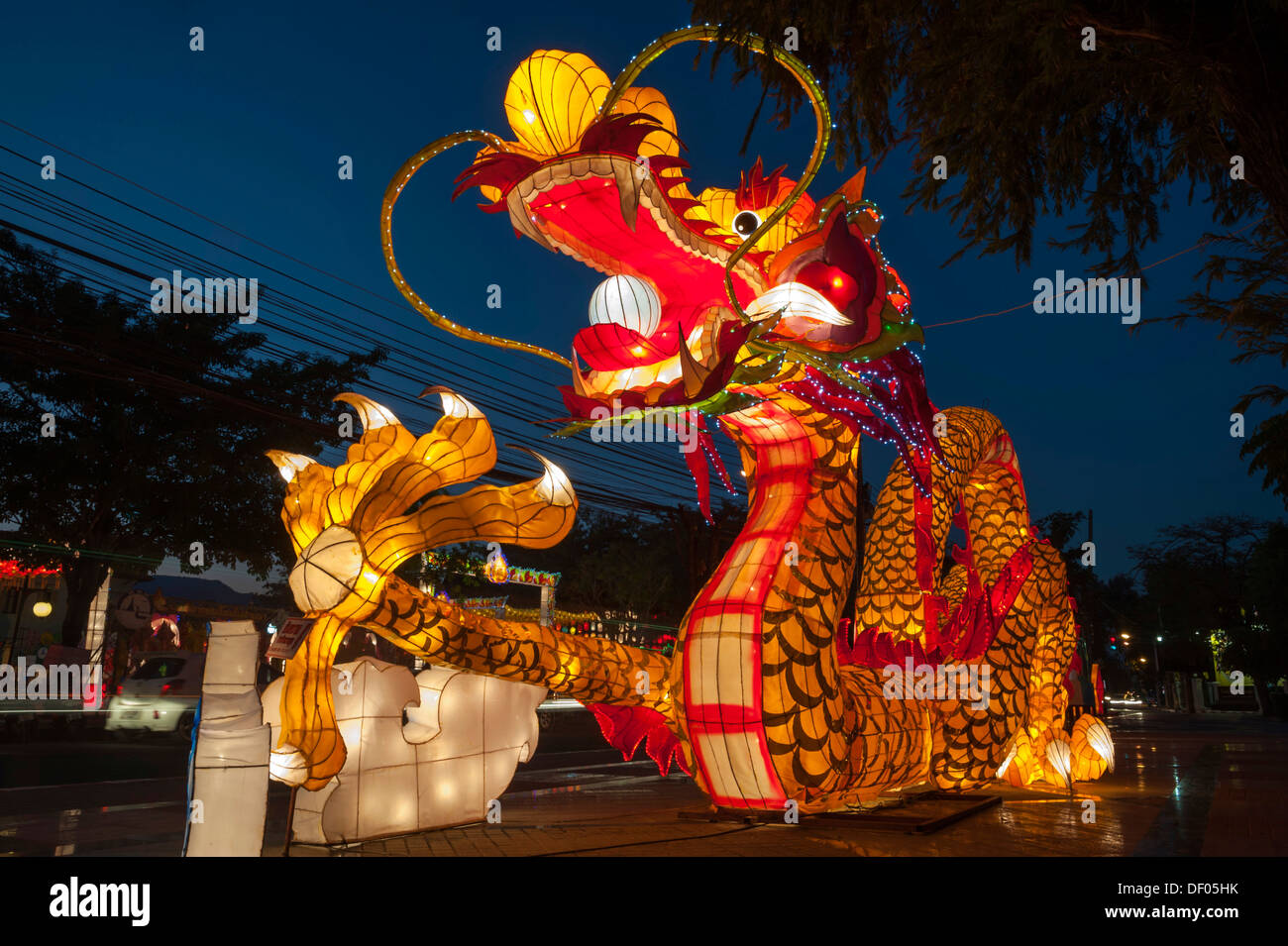 Dragon lumineux, installation artistique, Chiang Mai, Thaïlande du Nord, Thaïlande, Asie Banque D'Images