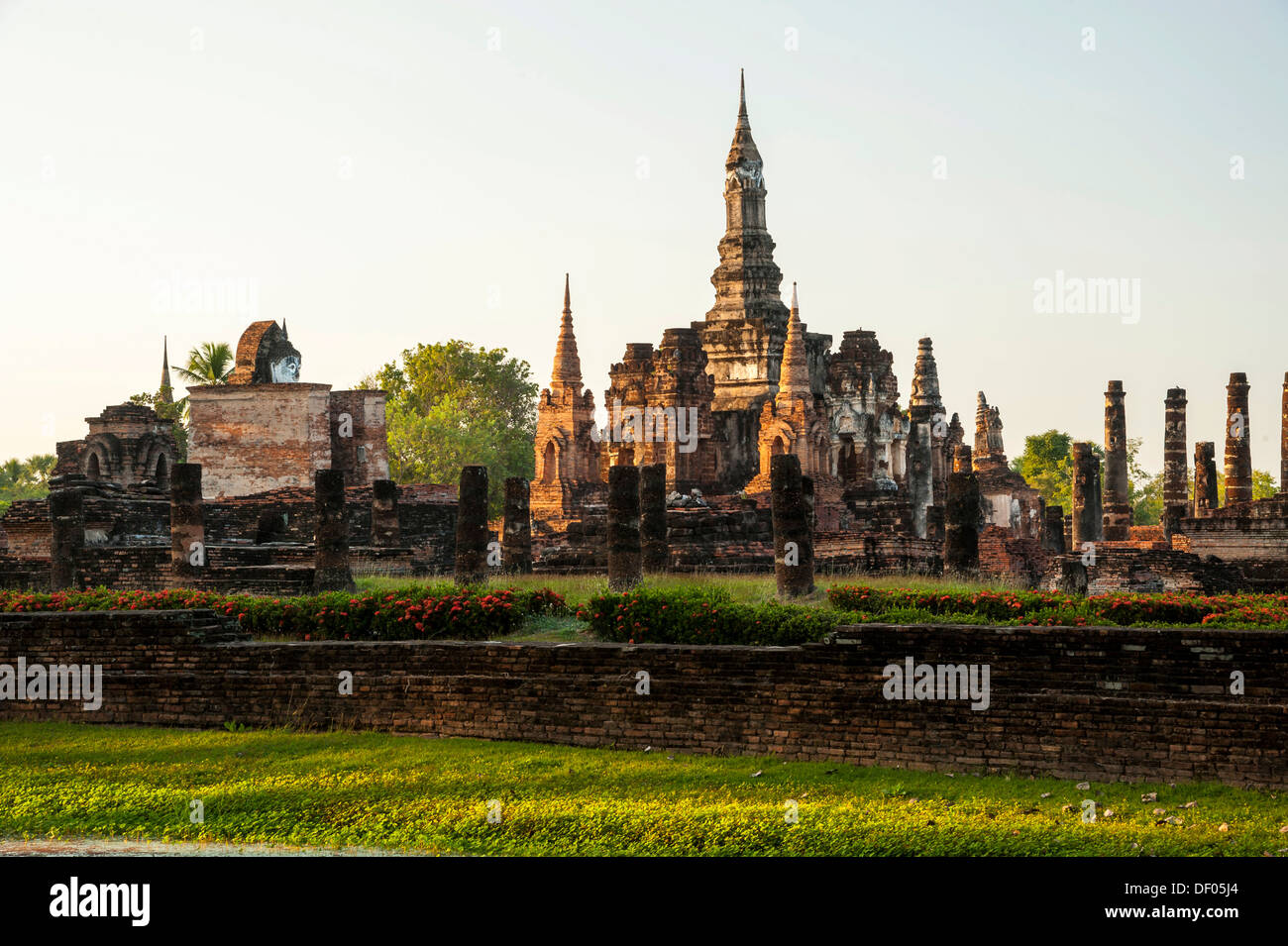 Chedi, Wat Mahathat temple, Parc historique de Sukhothaï, site du patrimoine mondial de l'UNESCO, dans le Nord de la Thaïlande, la Thaïlande, l'Asie Banque D'Images