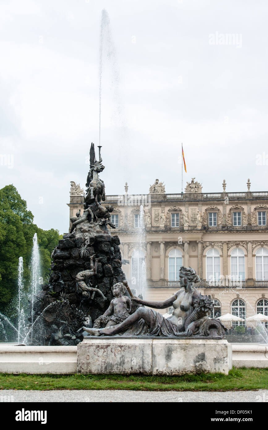 Les chiffres de la fontaine en face du château de Herrenchiemsee en Bavière, Allemagne Banque D'Images