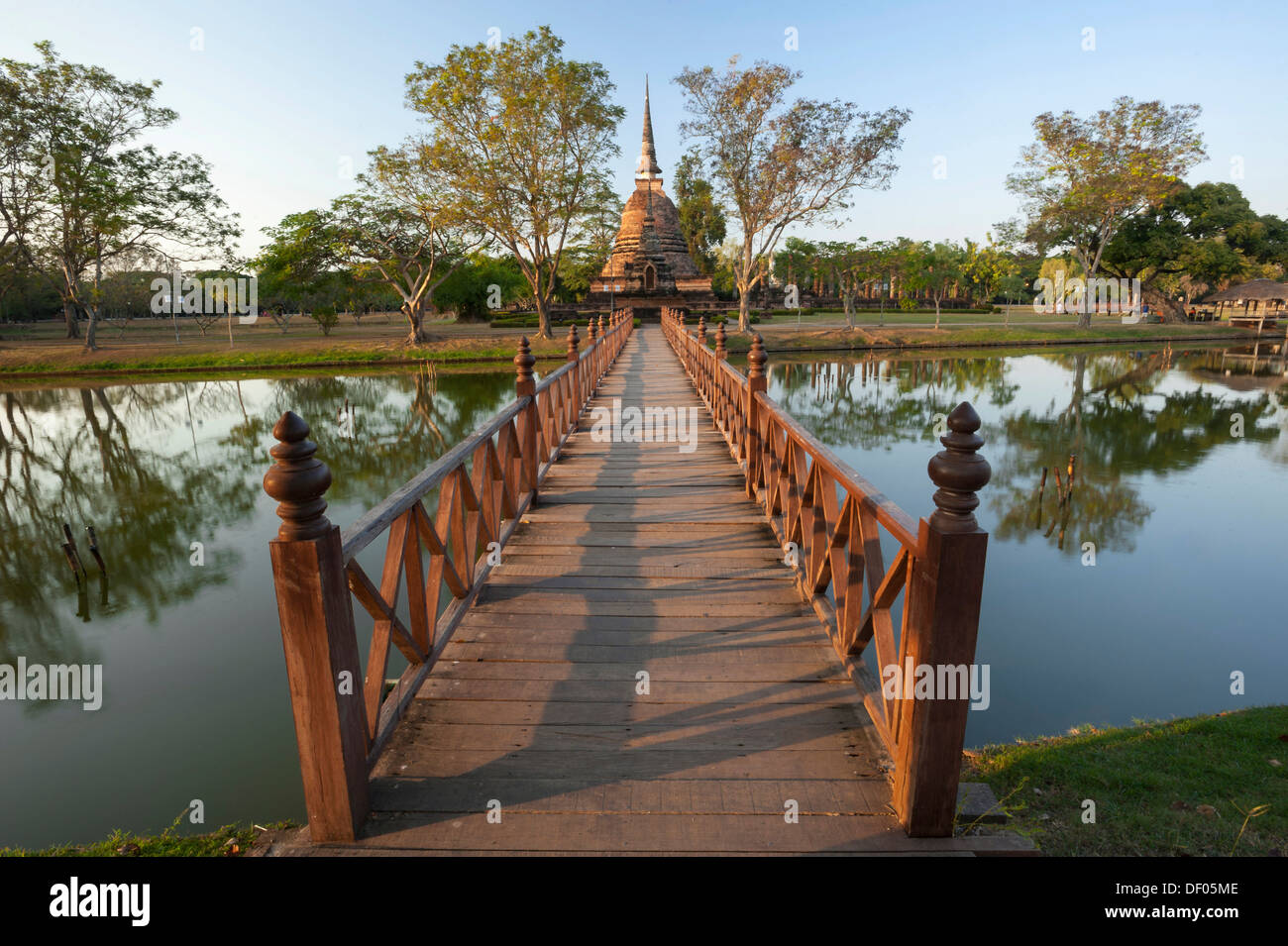 Pont en bois, Wat Sa Si ou Sra Sri temple, Parc historique de Sukhothaï, Site du patrimoine mondial de l'UNESCO, dans le Nord de la Thaïlande, Thaïlande Banque D'Images