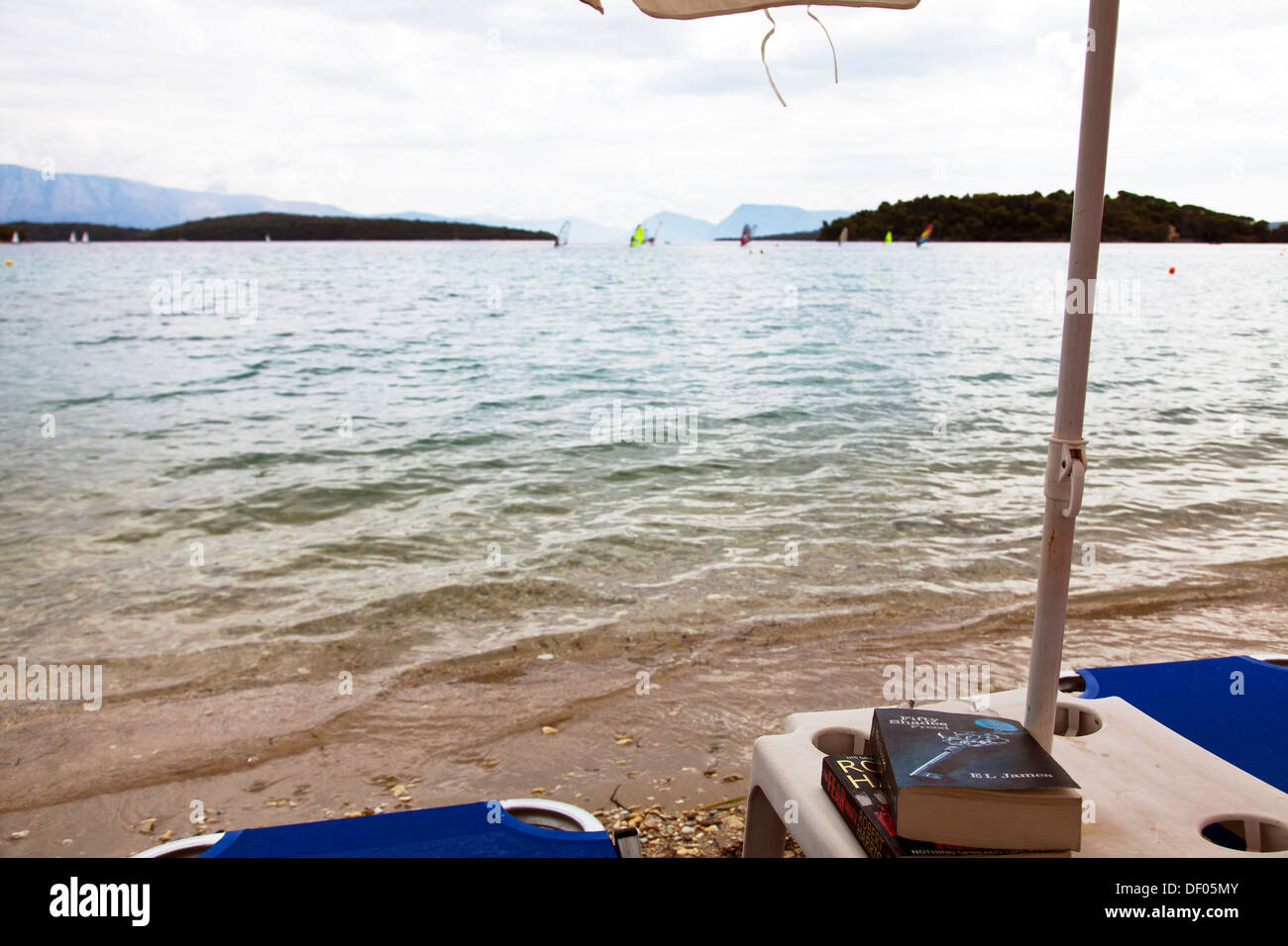 50 nuances de grey lecture livre sur maison de vacances côte de la mer de la plage de Nydri Lefkada Lefkas Nidri Grèce île grecque Banque D'Images