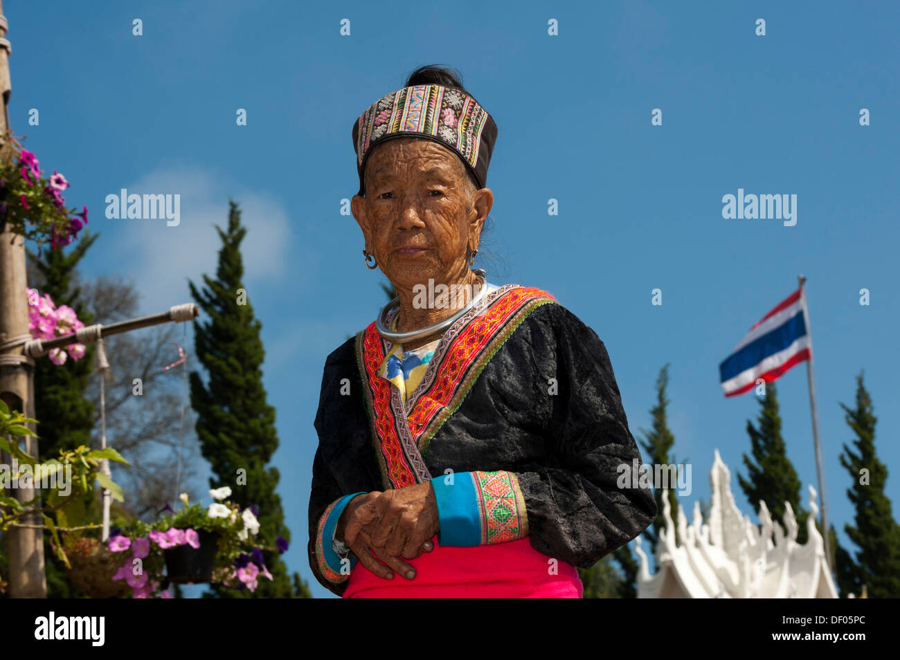 Femme âgée dans une robe traditionnelle, le festival du Nouvel An, costume, Hmong hill tribe, minorité ethnique, la province de Chiang Mai Banque D'Images