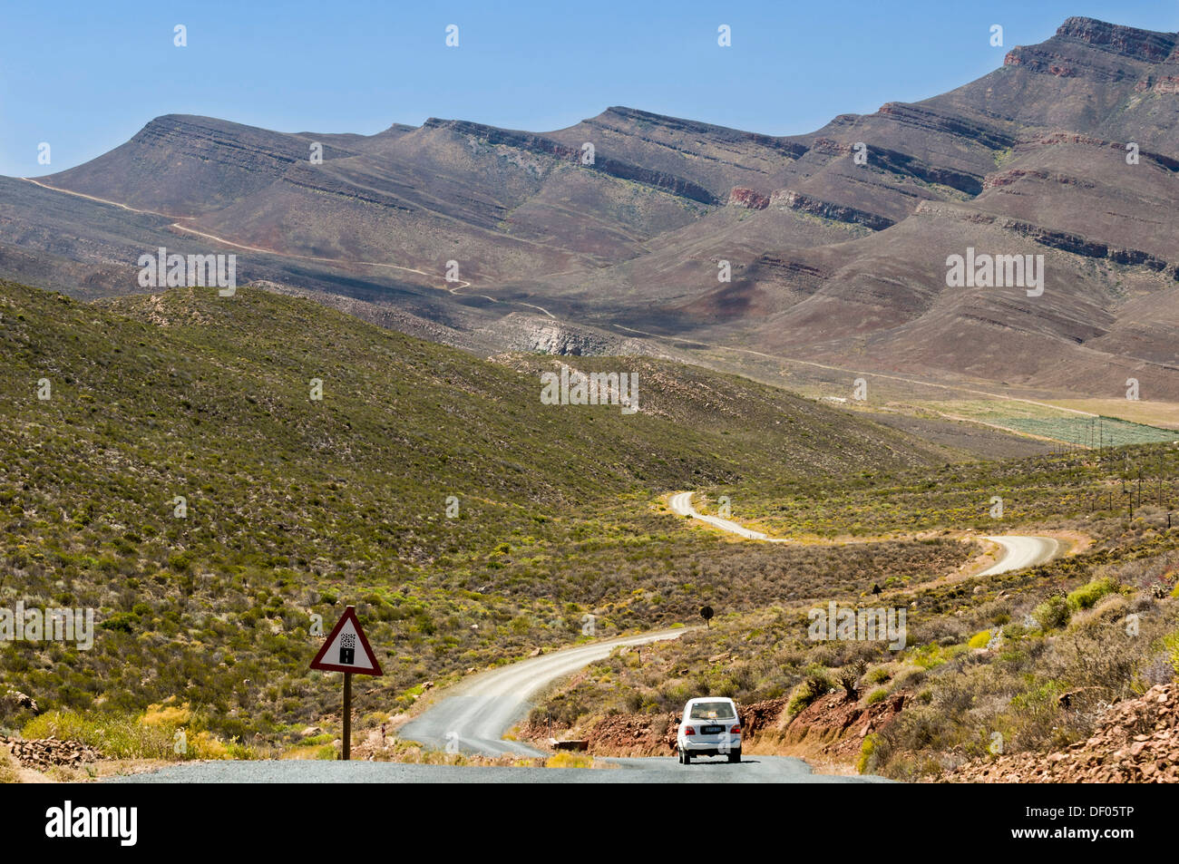Voiture qui roule sur la route, d'avertissement pour chanter de gravier, montagnes Cederberg, Western Cape, Afrique du Sud, l'Afrique Banque D'Images