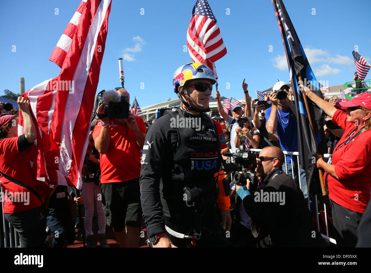 San Francisco, Californie, USA. 25 Septembre, 2013. L'équipe Oracle USA skipper JIMMY SPITHILL têtes hors de l'eau avec son équipe pour le tiebreaking course finale dans l'America's Cup face à Emirates Team New Zealand Crédit : Jeremy Breningstall ZUMAPRESS.com/Alamy/Live News Banque D'Images