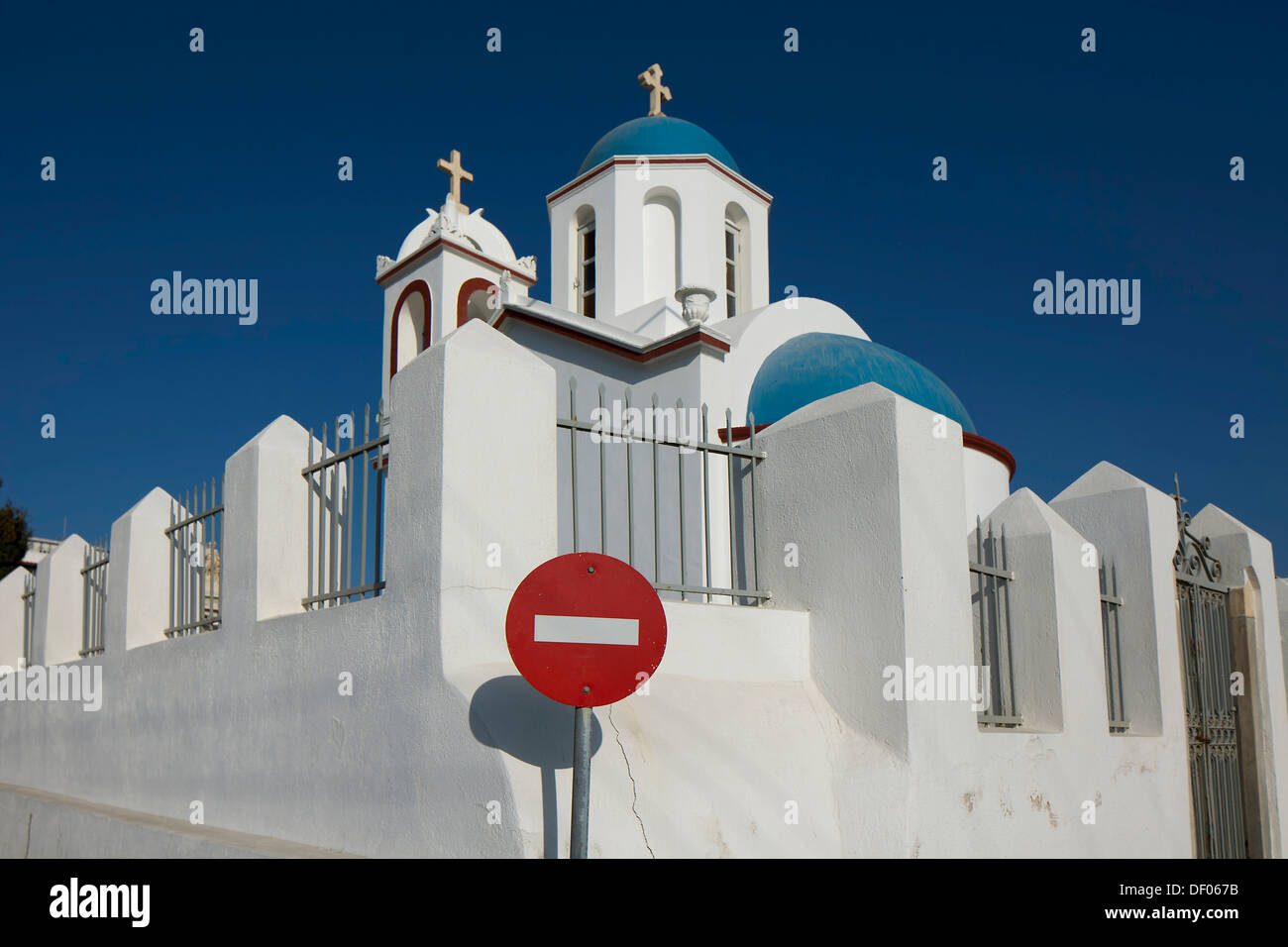 Église de Fira avec une entrée-interdits signe, Fira, Santorin, Cyclades, Grèce Banque D'Images