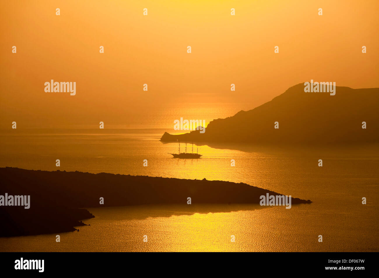 Quatre-mâts voilier au coucher du soleil, vor Fira, Santorin, Cyclades, Grèce Banque D'Images