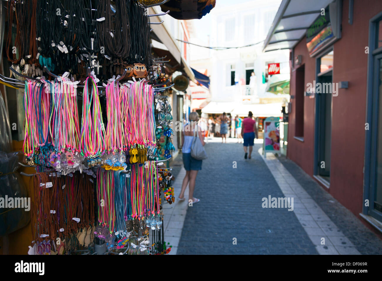 Tat touristique typique de la ville de Parga boutique Grèce grec rues étroites avec des magasins de chaque côté Banque D'Images
