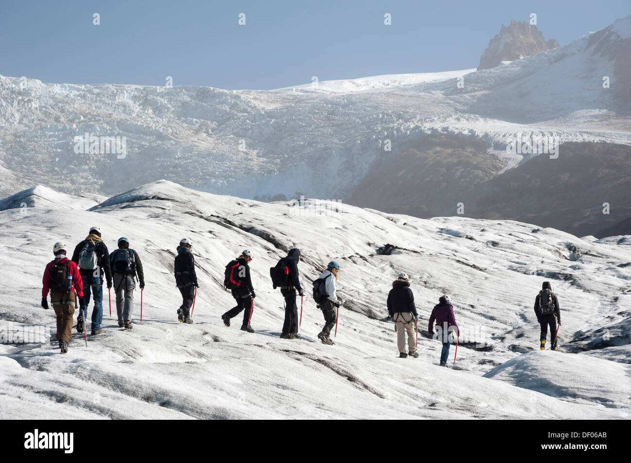 Un groupe de touristes randonnée, Svinafellsjoekull langue du glacier, le parc national de Skaftafell, Austurland, l'Est de l'Islande, Islande Banque D'Images