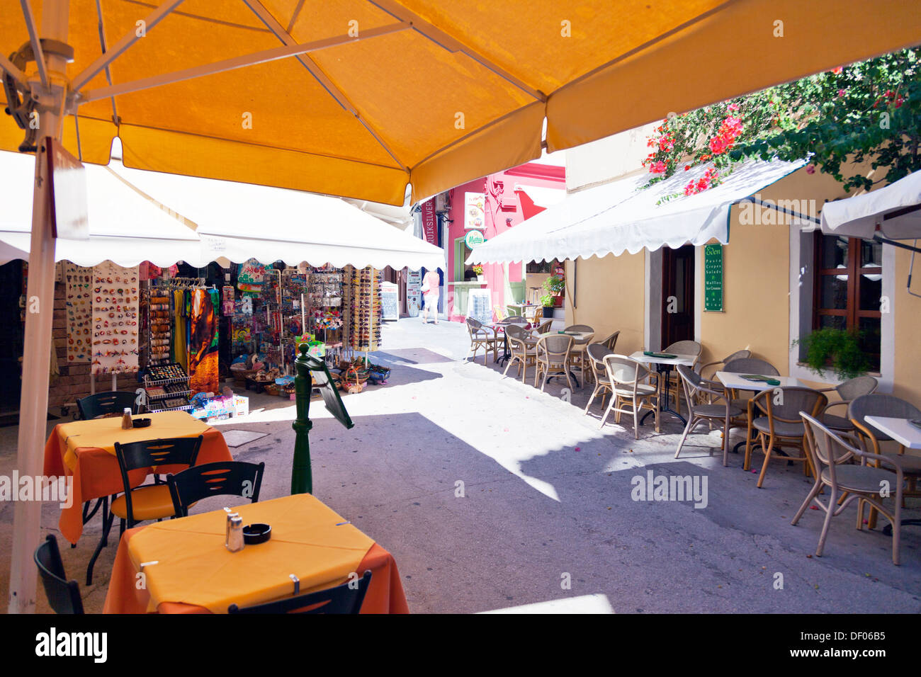 Parasols sur la ville de Parga, Grèce grec restaurants tavernes protéger les clients du soleil Banque D'Images
