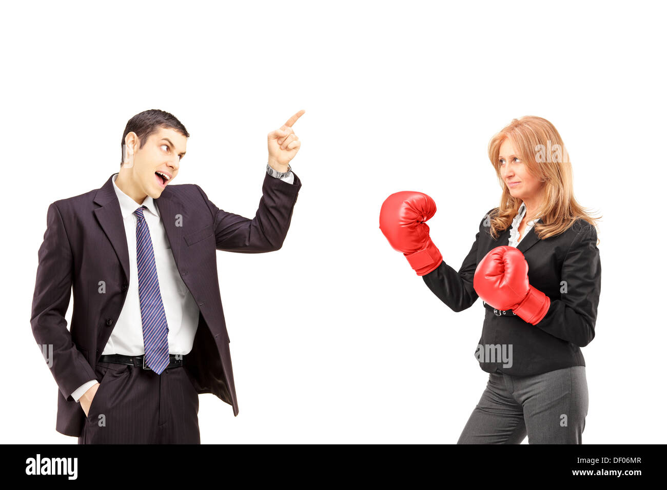 Angry Young Man having an argument avec une businesswoman with boxing gloves Banque D'Images