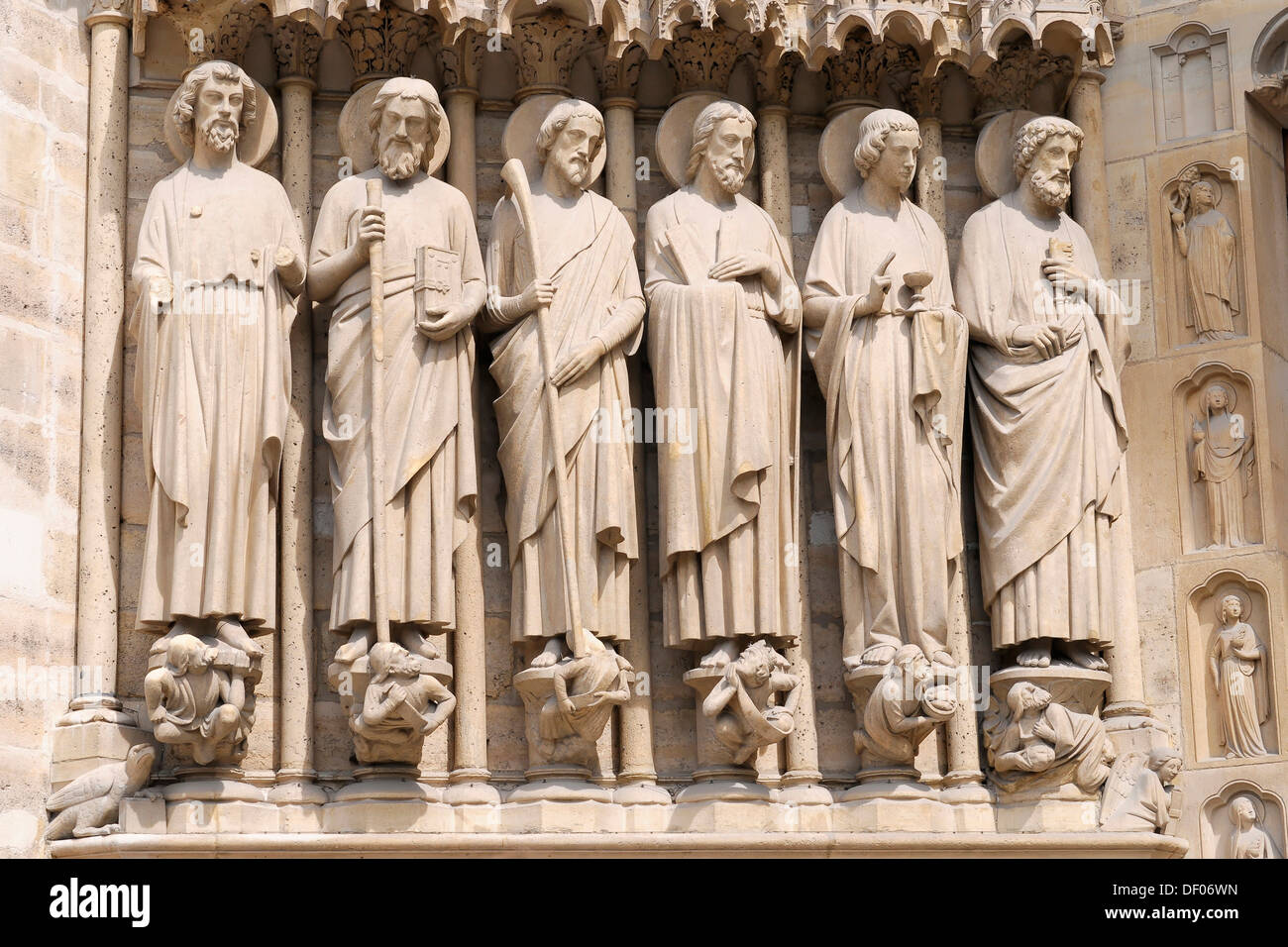 Statues de saints, vue détaillée de l'entrée de style gothique du portail de Notre Dame, Paris, France, Europe Banque D'Images