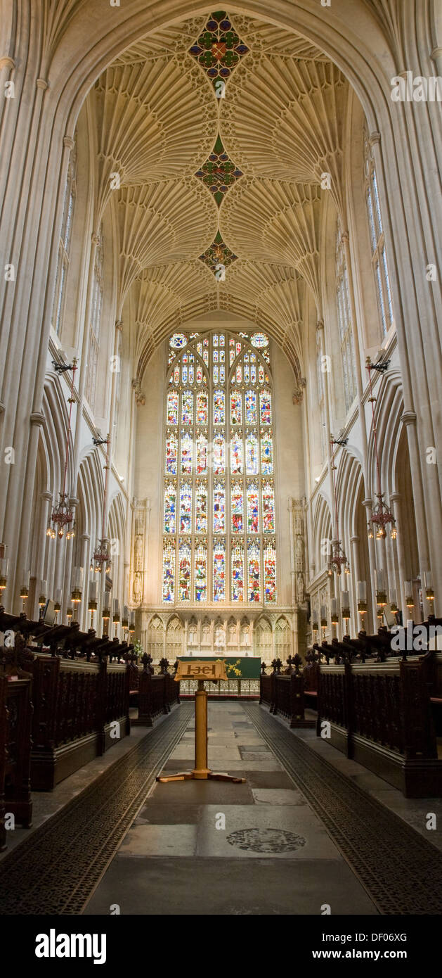 La fenêtre de l'est dans l'abbaye de Bath, vu à partir de la chorale. Bath, Somerset, Royaume-Uni. Banque D'Images