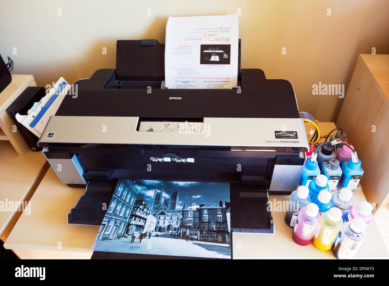 L'imprimante Epson R2880 avec premajet système d'encre encres d'impression  installés Photo Stock - Alamy