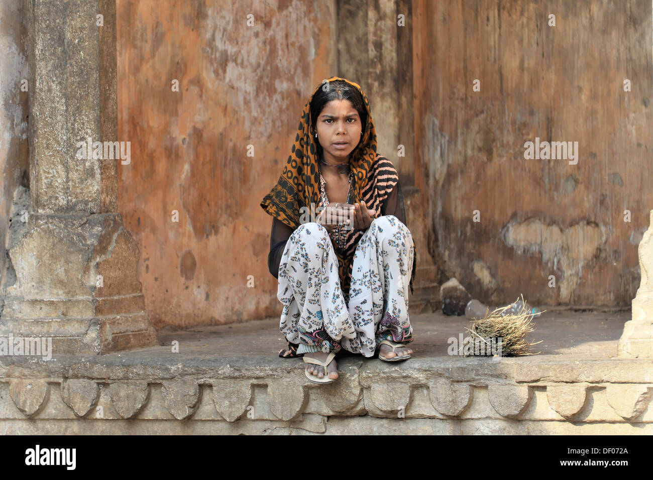 Jeune femme indienne la mendicité, Gorge Galta, Jaipur, Rajasthan, Inde du nord, l'Asie Banque D'Images