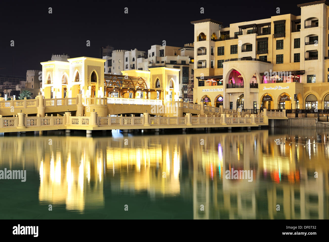 Vue de nuit en ville vers le bas de la ville de DUBAÏ, ÉMIRATS ARABES UNIS Banque D'Images