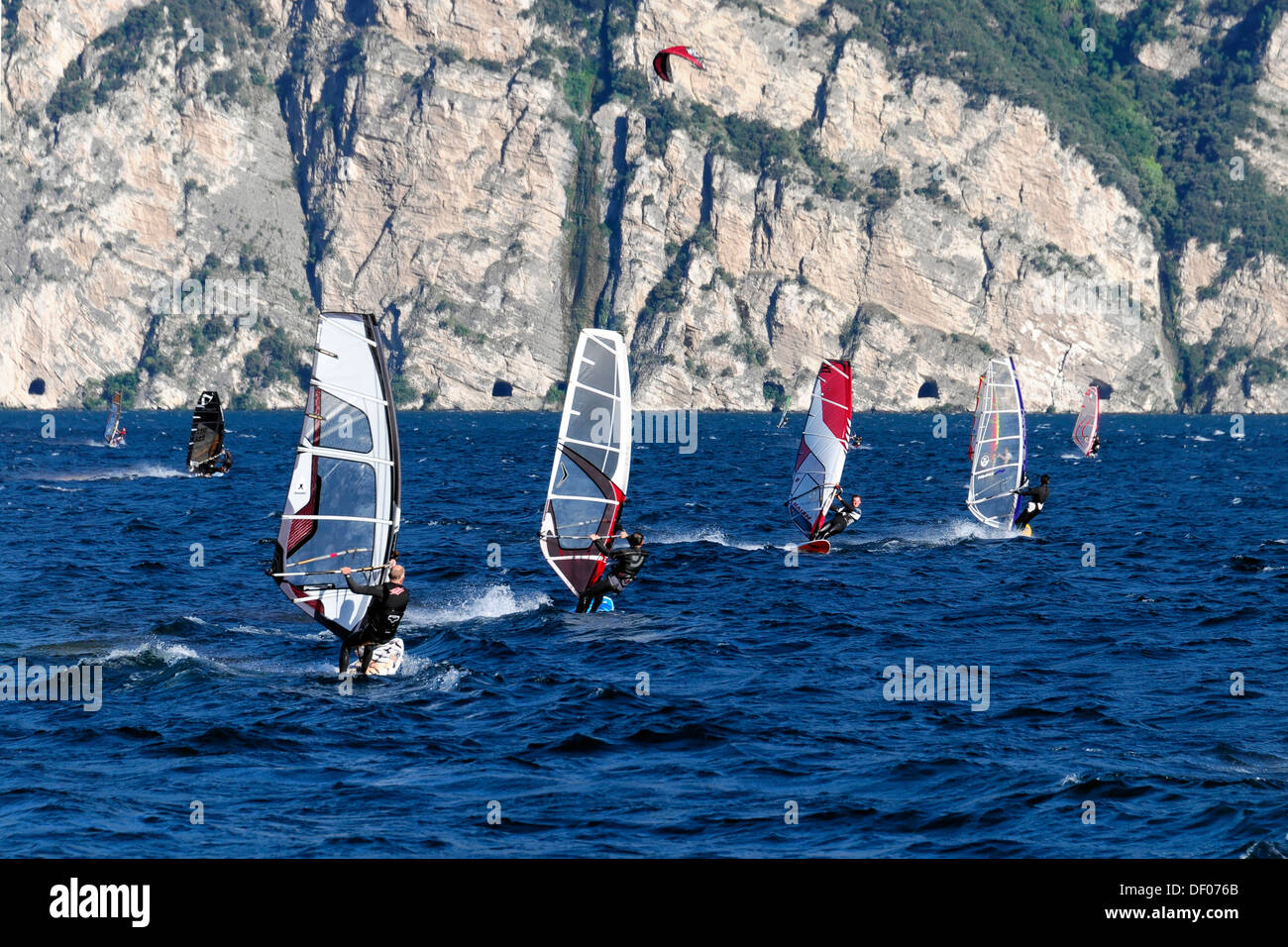 Windsurfs voile par vent fort à Malcesine, sur le lac de Garde, Vénétie, Italie, Europe Banque D'Images