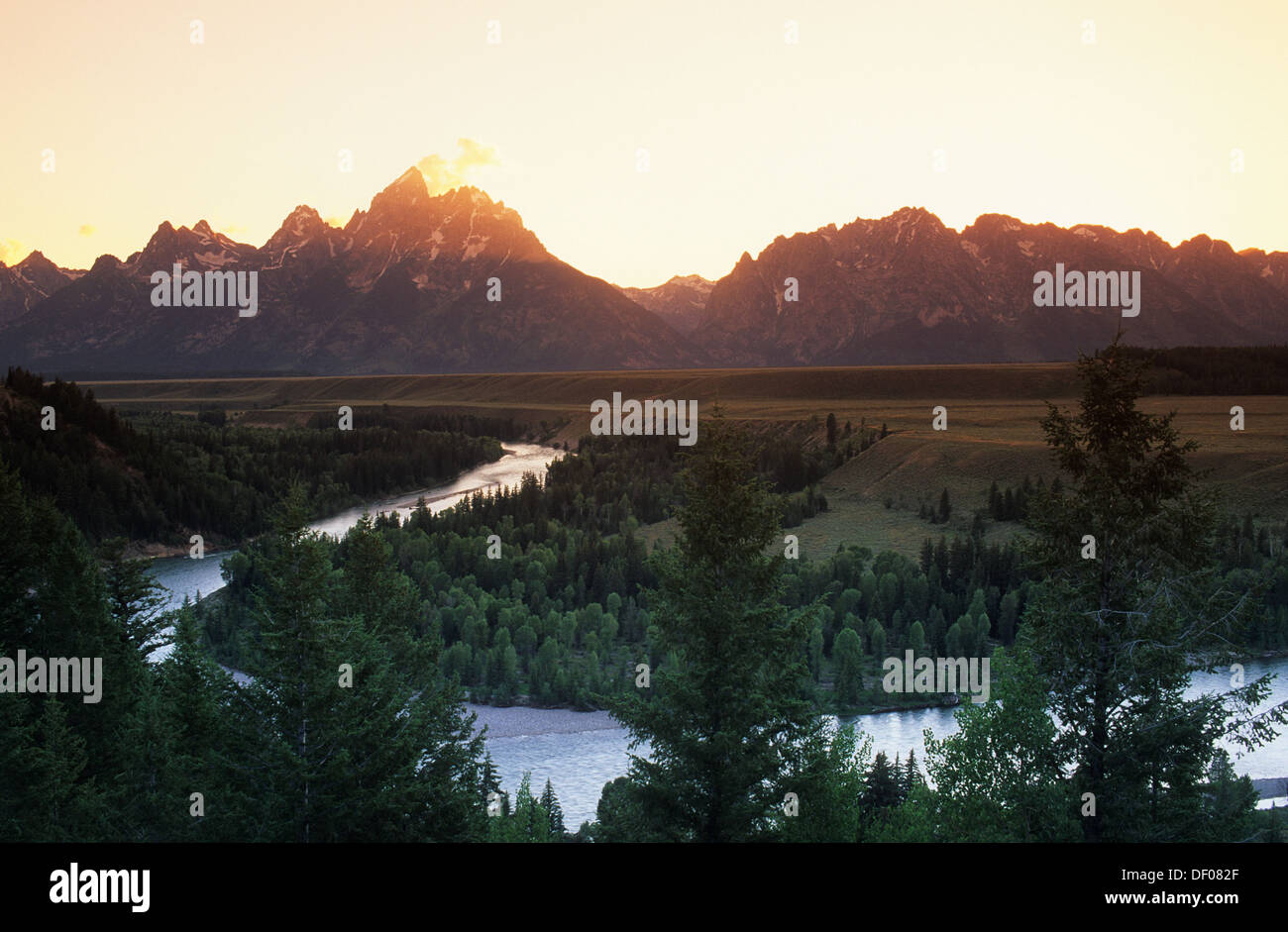 Elk266-1735 Wyoming, Grand Teton National Park, chaîne Teton, coucher de soleil sur la rivière Snake Banque D'Images
