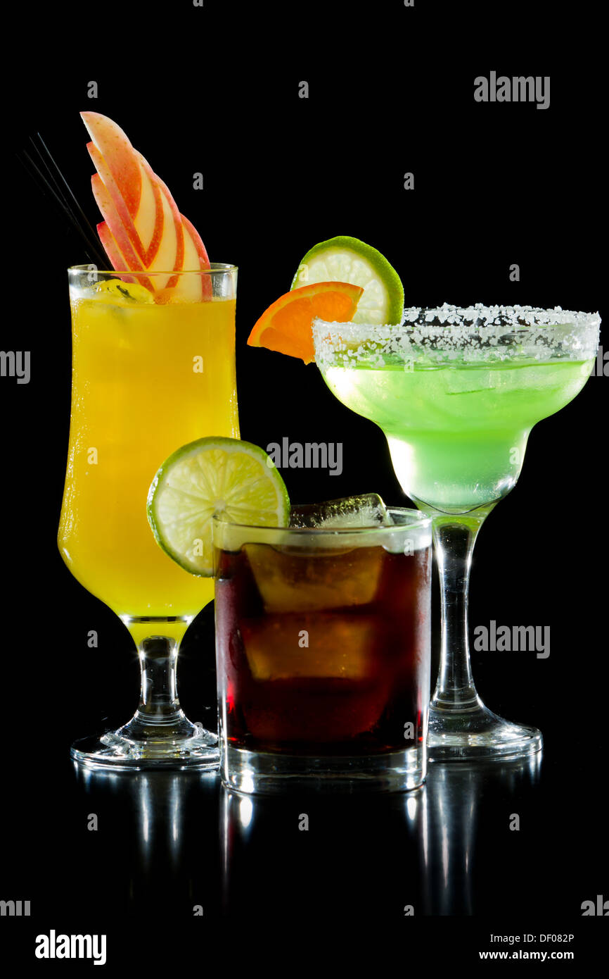 Trois cocktails colorés servis sur un fond noir Banque D'Images