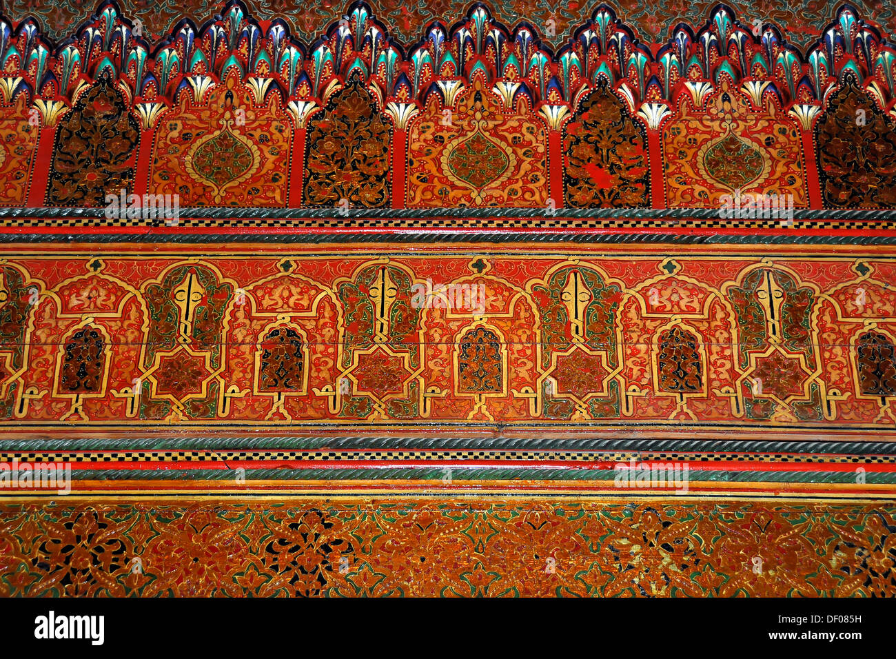 Mur décoré, peint des ornements sur flowstone, Palais de la Bahia, Marrakech, Maroc, Afrique Banque D'Images
