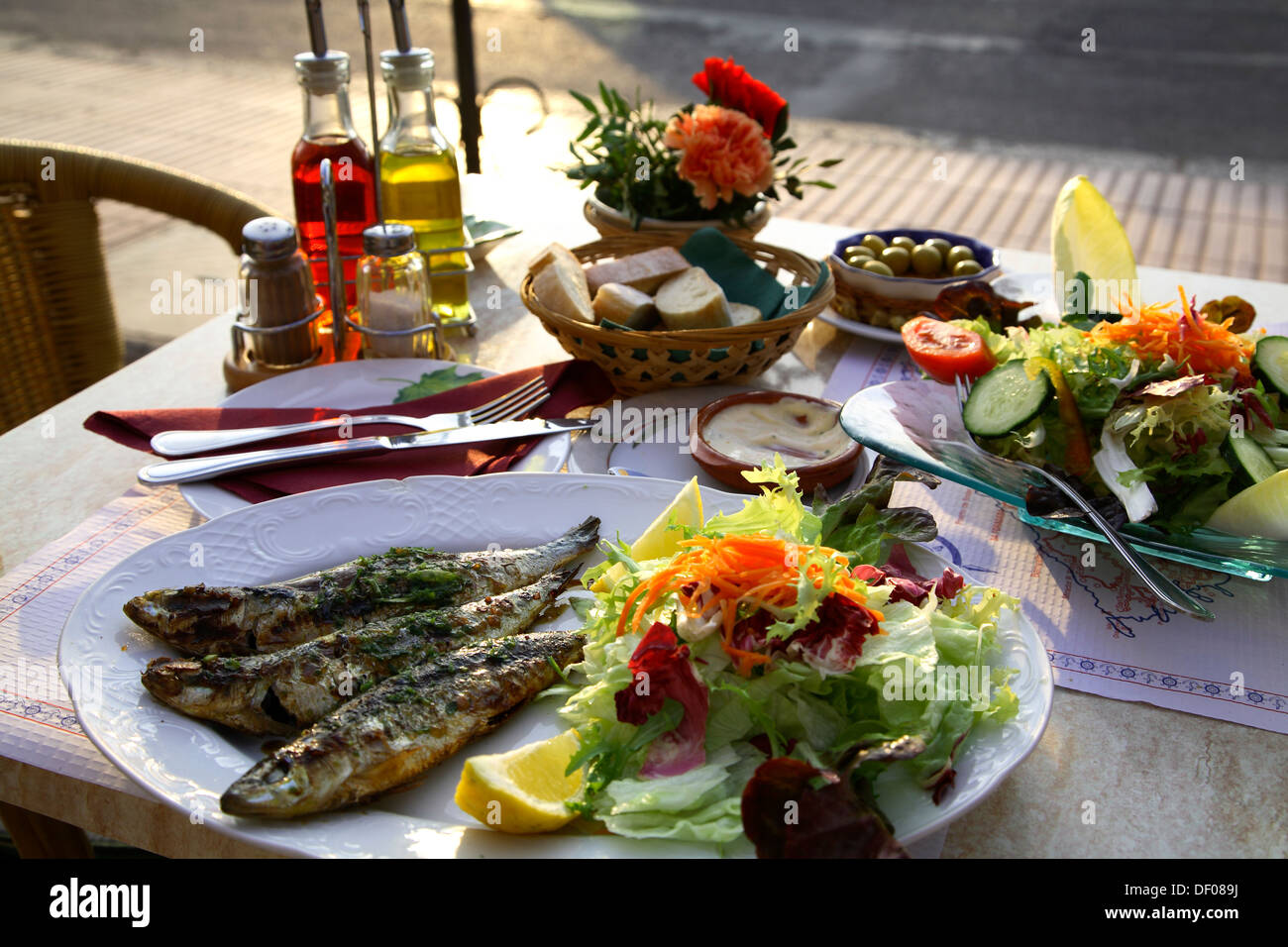 La consommation de poisson à Port Soller, Majorque, Îles Baléares, Espagne Banque D'Images