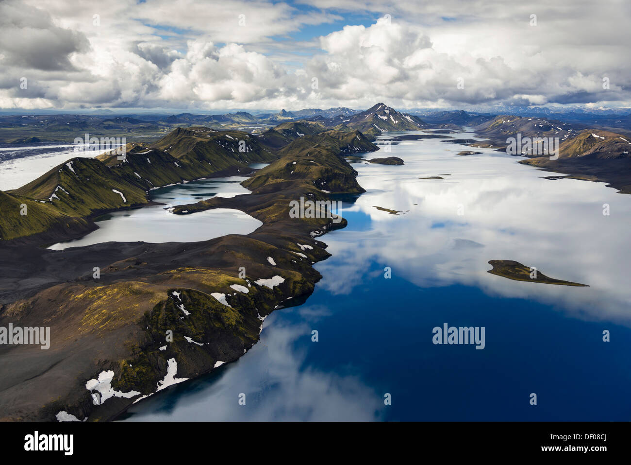 Vue aérienne du lac Langisjór, couverts de mousse, montagnes, hautes terres d'Islande, Islande, Europe Banque D'Images