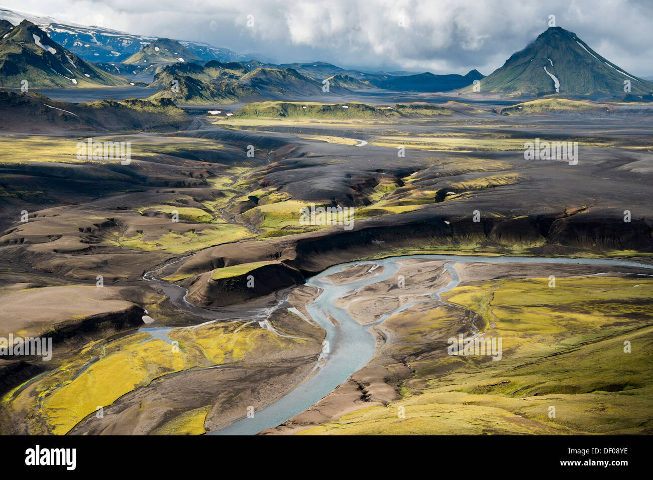 Vue aérienne, ses montagnes couvertes de mousse et d'une rivière, hautes terres d'Islande, Islande, Europe Banque D'Images