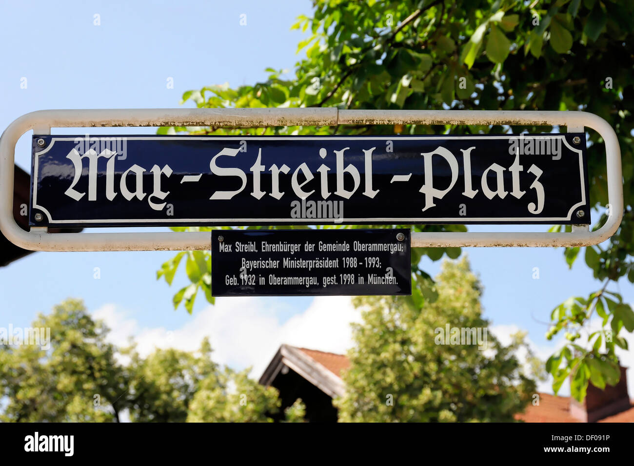 Plaque de rue, Max-Streibl-Platz, Max Streibl, 1932-1998, citoyen d'honneur d'Oberammergau et ancien premier ministre de Banque D'Images